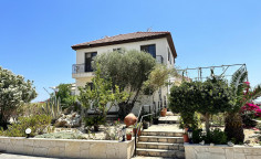 8 bedrooms house with the big plot in Kalavasos 8 bedrooms house with the big plot in Kalavasos