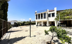 8 bedrooms house with the big plot in Kalavasos 8 bedrooms house with the big plot in Kalavasos