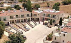 3 bedroom maisonette for sale in Tala