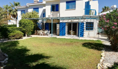 4+1 bedroom house in Pervolia only 50 metres from the beach 