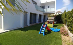 Spacious four bedroom home in Kolossi with sea view 