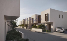 Spacious 3-bedroom villa with pool and gym in Empa 