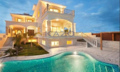 Marvellous four bedroom villa with pool and sea view 