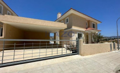 Luxurious villa with private pool in Agios Tychonas 