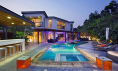First line three bedroom sea front home with pool 