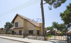 Spacious detached house with pool in Souni 