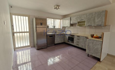 Excellent three bedroom maisonette for sale in Mesa Geitonia area 