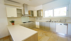 6 bedroom house to rent in Makedonitissa