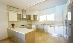 6 bedroom house to rent in Makedonitissa