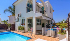 Three bedrooms house to rent in Pernera
