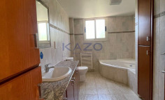 Spacious five bedroom villa with pool in Pyrgos area 