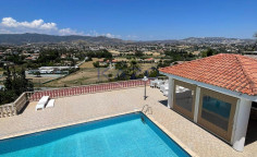 Spacious five bedroom villa with pool in Pyrgos area 
