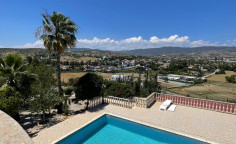Spacious five bedroom villa with pool in Pyrgos area 