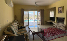 Spacious five bedroom villa with pool in Pyrgos area 