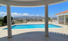 Spacious five bedroom villa with pool in Pyrgos area 