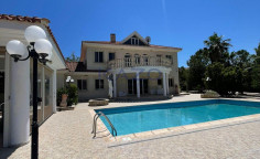 Spacious five bedroom villa with pool in Pyrgos area 