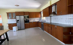 Spacious five bedroom villa with pool in Pyrgos area 