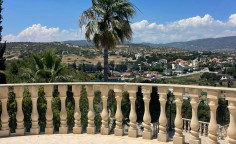 Spacious five bedroom villa with pool in Pyrgos area 