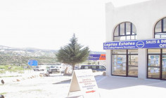 Lovely shop for sale in Coral Bay