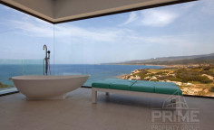 Lovely 5 bedroom villa with swimming pool for sale in Sea Caves