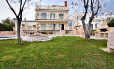 9 bedroom furnished villa with swimming pool for sale in Chloraka