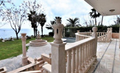 9 bedroom furnished villa with swimming pool for sale in Chloraka