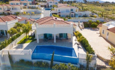Large 4 bedroom furnished villa with swimming pool for sale in Coral Bay