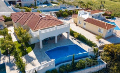 Large 4 bedroom furnished villa with swimming pool for sale in Coral Bay