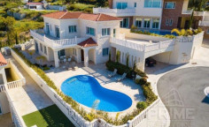 4 bedroom furnished villa with swimming pool for sale in Coral Bay