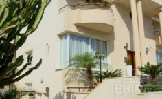 Large 6 bedroom villa with swimming pool for sale in Agia Fyla