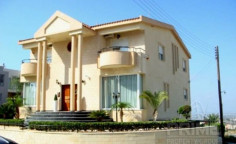 Large 6 bedroom villa with swimming pool for sale in Agia Fyla