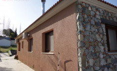 3 bedroom furnished bungalow with pool and big garden for sale in Louvaras 