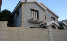 4 bedroom detached house with big courtyard and annex 