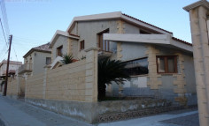 4 bedroom detached house with big courtyard and annex 