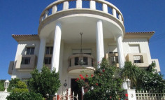 Villa with 4 bedrooms plus office and maids room, swimming pool and garden in Germasogeia 