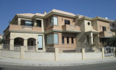 Custom built villa with 4 bedrooms, maids room, office and swimming pool for sale in Nea Ekali 