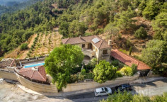 4 bedroom furnished villa with swimming pool for sale in Moniatis