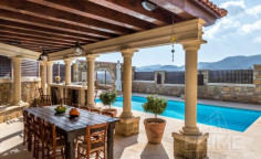 4 bedroom furnished villa with swimming pool for sale in Moniatis