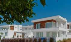 Spacious 4 bedrooms house with swimming pool for sale in Agios Tychonas