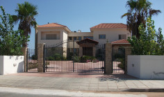 Spacious 6 bedroom house with swimming pool for sale in Protaras