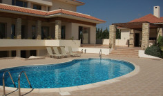Spacious 6 bedroom house with swimming pool for sale in Protaras