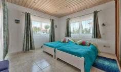 Lovely 5 bedrooms house with swimming pool for sale in Perivolia