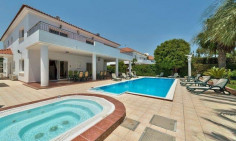 Lovely 5 bedrooms house with swimming pool for sale in Perivolia