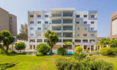 Spacious 4 bedroom furnished apartment with swimming pool for sale in Amathus area