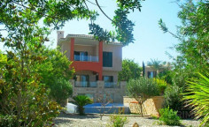 Spacious 4 bedroom villa with swimming pool for sale in Latsi