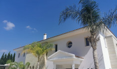 Luxury 4 bedroom house with swimming pool for sale in Peyia