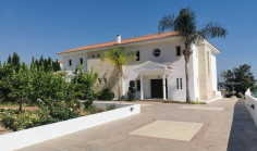 Luxury 4 bedroom house with swimming pool for sale in Peyia