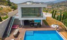 4 bedroom villa with private infinity pool in Mathikoloni 