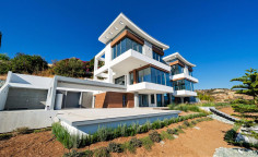Spacious 7 bedroom house with swimming pool for sale in Kissonerga