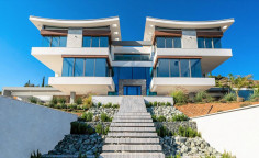 Spacious 7 bedroom house with swimming pool for sale in Kissonerga